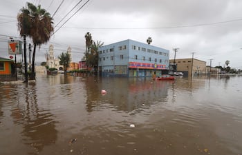 MEX5147. ENSENADA (MÉXICO), 11/10/2026.- Fotografía que muestra calles inundadas este domingo en el municipio de Ensenada en Baja California (México). El ciclón postropical Rachel tocó tierra en el estado mexicano de Baja California (noroeste) este domingo y posteriormente avanzó hacia Estados Unidos, aunque sus efectos continuarán en el noroeste de México, según informó el Servicio Meteorológico Nacional (SMN). EFE/Alejandro Zepeda