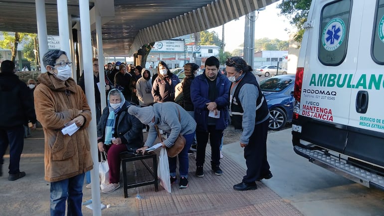 Pacientes lamentan la falta de buen trato por parte de funcionario que trabaja como guardia.