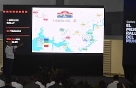 César Marsal, Director Ejecutivo del Comité Organizador Local, exhibiendo el mapa oficial.