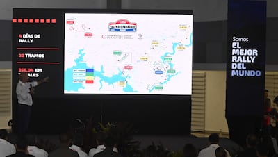 César Marsal, Director Ejecutivo del Comité Organizador Local, exhibiendo el mapa oficial.