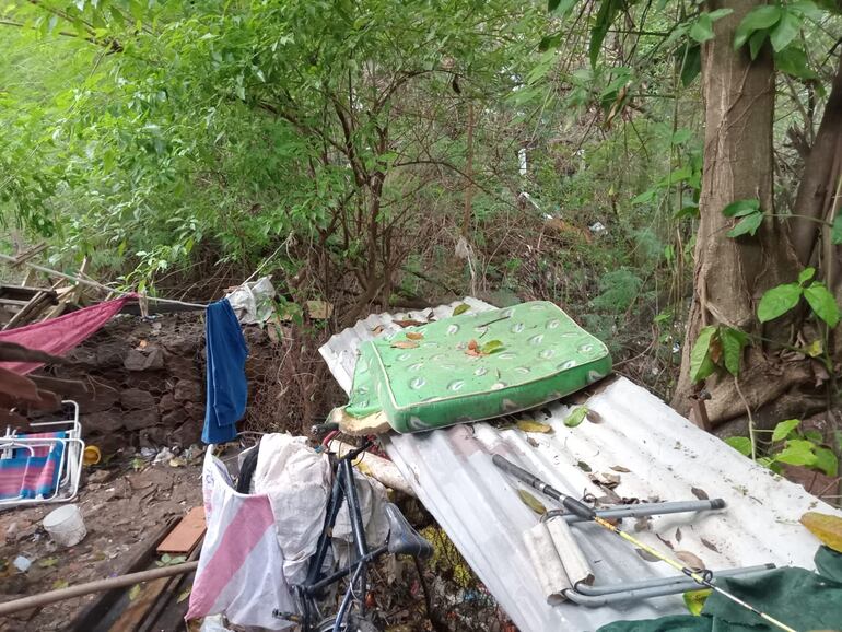 Familias del barrio Roberto L. Petit de Asunción obligadas a mudarse tras el desmoronamiento del cauce del arroyo Ferreira y tras las incumplidas promesas de autoridades sobre la construcción de un muro de contención.