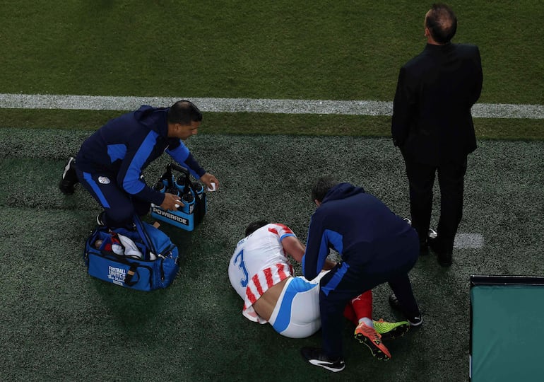 Omar Alderete de Paraguay recibe atención médica por una lesión durante el partido del Grupo D de la Copa Mundial de la FIFA 2026 entre Paraguay y Australia en el San Francisco Bay Area Stadium en Santa Clara.