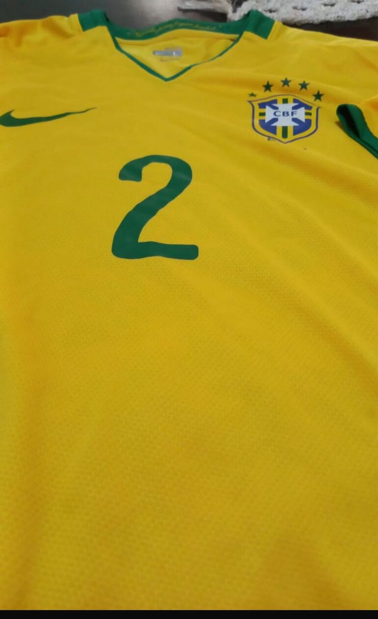 La camiseta de Dani Alves, que quedó en poder de Eduardo Ledesma, tras el intercambio con el ex lateral brasileño.