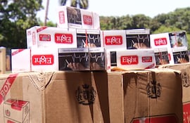 Varias cajas de cigarrillos de la marca "Eight" son apiladas entre sí, mostrando la carga que fue incautada por contrabando en Brasil.