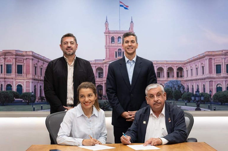 El presidente de la República, Santiago Peña, el vicepresidente Pedro Alliana, la secretaria general del Sindicato Nacional de Médicos de Paraguay (Sinamed), Rossana González y el ministro de Salud, Isaías Fretes. Foto: EFE/ Presidencia de Paraguay