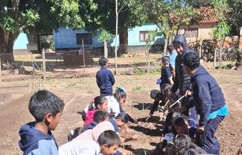 Estudiantes entusiasmados participan en actividades de huerta y educación ambiental.