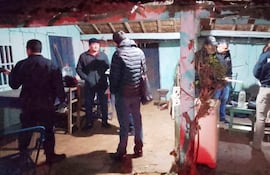 Los intervinientes realizan la verificación de la vivienda donde ocurrió el suceso.