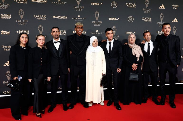 Lamine Yamal rodeado de sus seres queridos en el Theatre du Chatelet en París. (FRANCK FIFE / AFP)