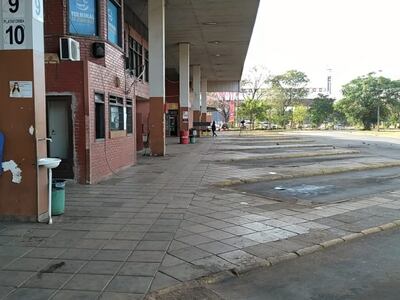 Las dársenas de la terminal de Ciudad del Este vacías ante el paro de los transportistas.