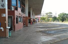 Las dársenas de la terminal de Ciudad del Este vacías ante el paro de los transportistas.