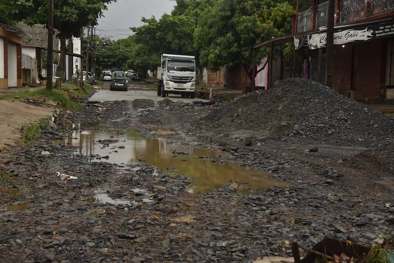 Cúmulos de piedra, barro y agua volvieron intransitable la zona de obras del desagüe de San Pablo.