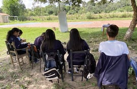 Alumnos dan clases en el patio por falta de aulas, en Concepción.