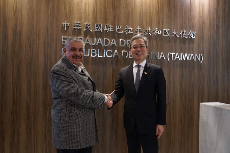 Isaías Fretes, vestido con un traje formal, y el embajador Iván Yueh-Jung Lee, en abrigo de cuadros, se dan la mano en la embajada.