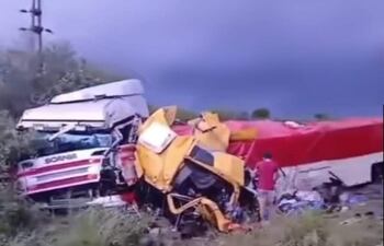 Los camiones quedaron destartalados tras la violenta colisión registrada sobre la Ruta 81 de Argentina, cerca de la localidad formoseña de Pozo del Tigre. Fuente: Diario El Comercial de Formosa.