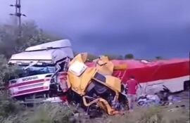 Los camiones quedaron destartalados tras la violenta colisión registrada sobre la Ruta 81 de Argentina, cerca de la localidad formoseña de Pozo del Tigre. Fuente: Diario El Comercial de Formosa.