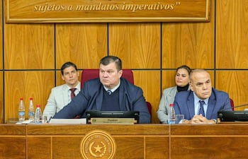 Dionisio Amarilla, senador liberocartista y el titular del Senado, Basilio Núñez (ANR, HC).