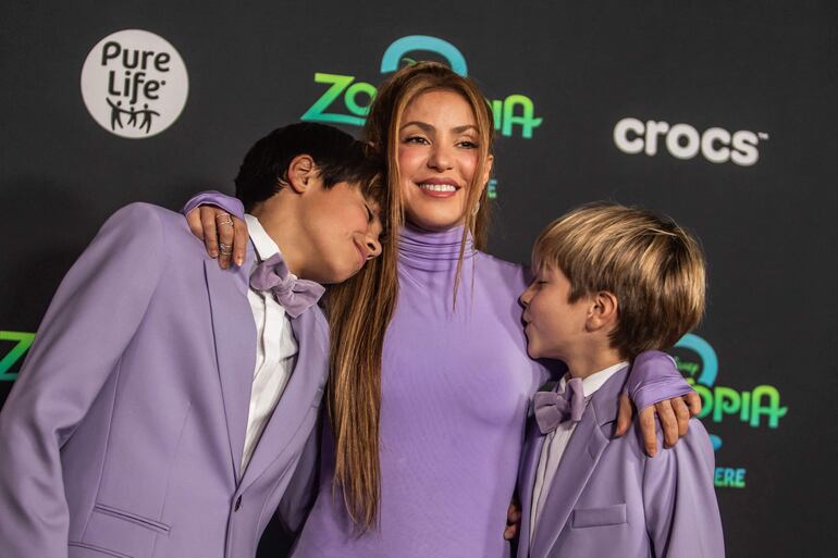 Shakira, Milan y Sasha Pique Mebarak se mostraron a los mimos y besos en el estreno mundial de "Zootopia 2" en Los Ángeles. (Apu GOMES / AFP)
