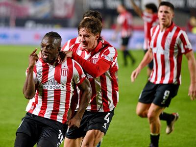 El colombiano Edwuin Cetre, futbolista de Estudiantes, celebra un gol en el partido frente a Huracán por la segunda fecha del torneo Clausura 2025 de la Liga Profesional de Argentina en el estadio Jorge Luis Hirschi, en La Plata, Argentina.