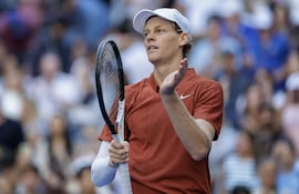 El italiano Jannik Sinner remontó un set y se metió a octavos de final.
