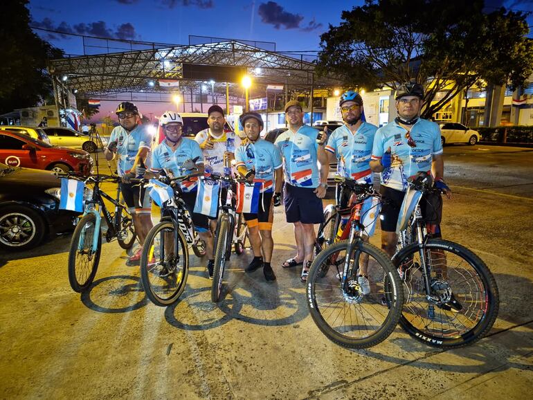 Paraguayos peregrinan en bicicleta desde Buenos Aires hasta Caacupé