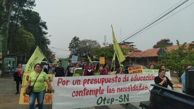 Docentes sindicalizados en la OTEP-SN se manifestaron en contra del uso obligatorio de la plataforma del MEC y para exigir mejores condiciones para la educación.