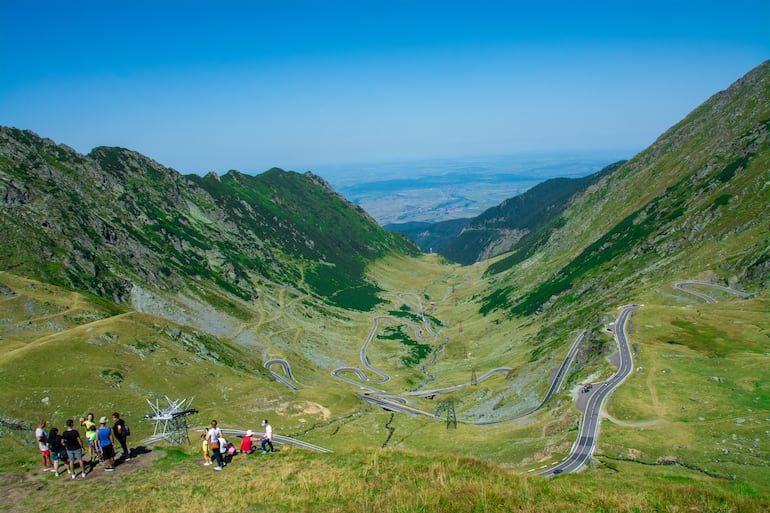 Turistas admiran las curvas de la carretera Transfăgărășan desde los montes Făgăraș, en Rumania.