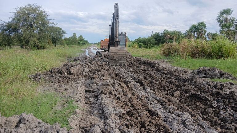 Excavadora trabajando en terreno embarrado