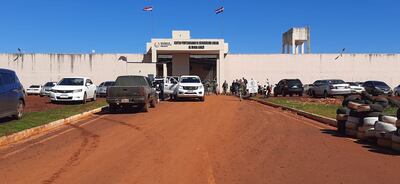 Agentes policiales llegaron al establecimiento ante la alerta de los vecinos.