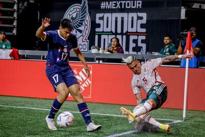 Diego Gómez (i), futbolista de la selección de Paraguay, disputa el balón en un partido amistoso frente a México en el Mercedes-Benz Stadium, en Atlanta, Georgia, Estados Unidos.

