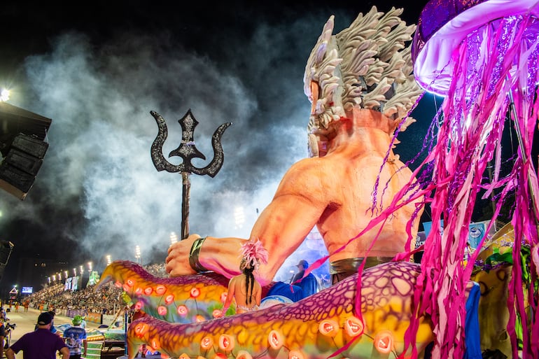 Con sambódromo casi lleno se realizó penúltima noche del Carnaval Encarnaceno