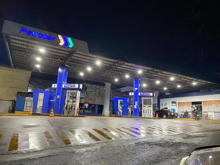 Hay escasez de combustible en los servicentros de la estatal, pero el gasoíl de la firma catarí nunca apareció. 