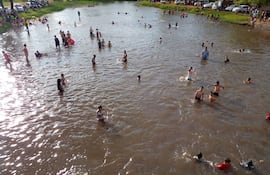 Los bañistas ya comenzaron a visitar el arroyo Tapiracuái, de Santaní.