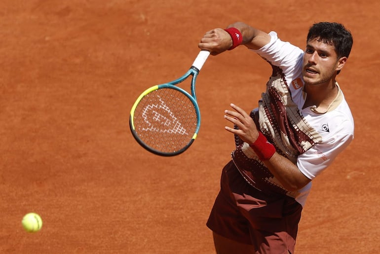 El tenista paraguayo Adolfo Daniel Vallejo en el partido frente a Moïse Kouamé por la segunda ronda del Roland Garros.