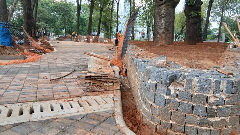 En varios espacios los revestimiento de piedras muestran desprendimiento.