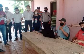 Los líderes campesinos de Arroyito rechazan los víveres.