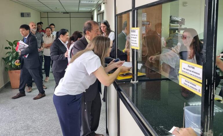 Kattya González al momento de presentar el segundo urgimiento.