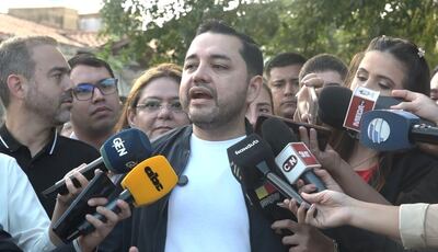 Luis Bello (ANR-HC), intendente de Asunción, durante la limpieza de la plaza Naciones Unidas del barrio Mburicaó.