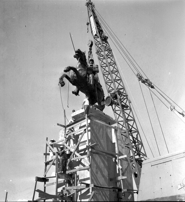 El 20 de febrero de 1970 fue colocada la estatua ecuestre del mariscal Francisco Solano López en el sitio donde permanece actualmente, luego de un periodo de mudanza.