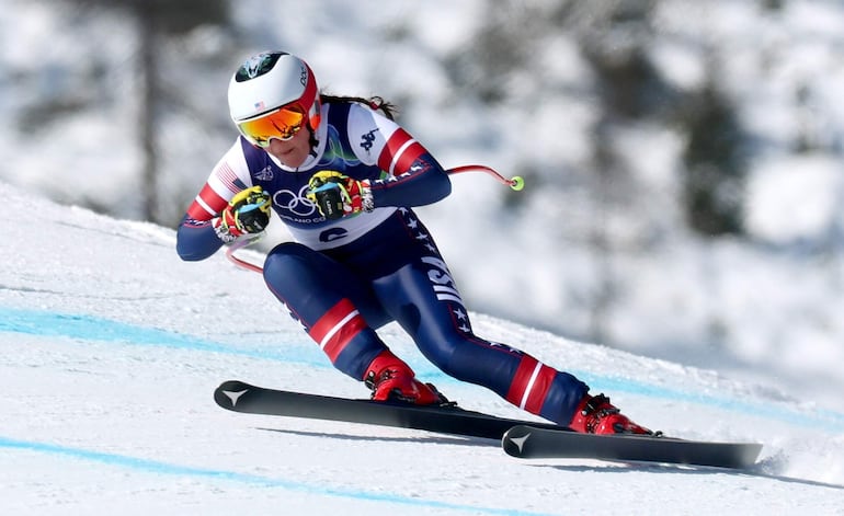 Breezy Johnson en el vertiginoso descenso en el esquí alpino.