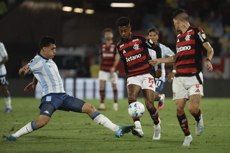 AMDEP7483. RÍO DE JANEIRO (BRASIL), 22/10/2025.- Bruno Henrique Pinto (c) de Flamengo controla el balón este miércoles, en el partido de ida de la semifinal de la Copa Libertadores entre Flamengo y Racing Club en el estadio Maracaná, en Rio de Janeiro (Brasil). EFE/ Antonio Lacerda
