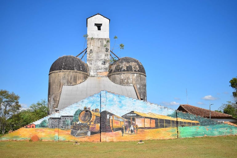 Antiguo silo conservado y mural temático de la exestación de trenes de Villarrica.
