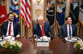 El presidente Donald Trump junto a su vicepresidente JD Vance (i) y el secretario de Estado, Marco Rubi (d).