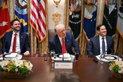 El presidente Donald Trump junto a su vicepresidente JD Vance (i) y el secretario de Estado, Marco Rubi (d).