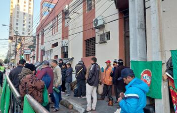 Un grupo de campesinos oriundos de Caazapá se instaló anoche frente a la sede del Indert, en el microcentro de Asunción.