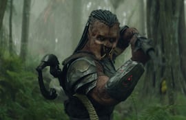 "Depredador: tierras salvajes" llega a la cartelera de los cines proponiendo una particular alianza inesperada entre dos personajes.