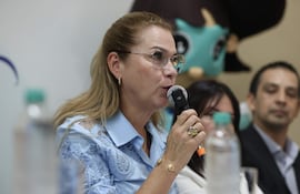 La ministra de salud de Paraguay, María Teresa Barán, habla durante una rueda de prensa este lunes, en Asunción (Paraguay).