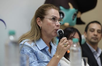 La ministra de salud de Paraguay, María Teresa Barán, habla durante una rueda de prensa este lunes, en Asunción (Paraguay).