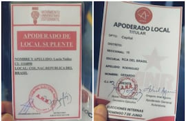 Las acreditaciones supuestamente falsas incautadas por la fiscala Sandra Ledesma, en la Escuela República de Brasil, en Asunción.