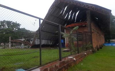 El techado del polideportivo del Colegio Nacional de Natalicio Talavera se vino abajo tras los fuertes vientos del temporal.