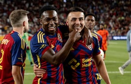 El paraguayo Braian Ojeda (d), jugador de Real Salt Lake, festeja un gol en el partido de la Major League Soccer.